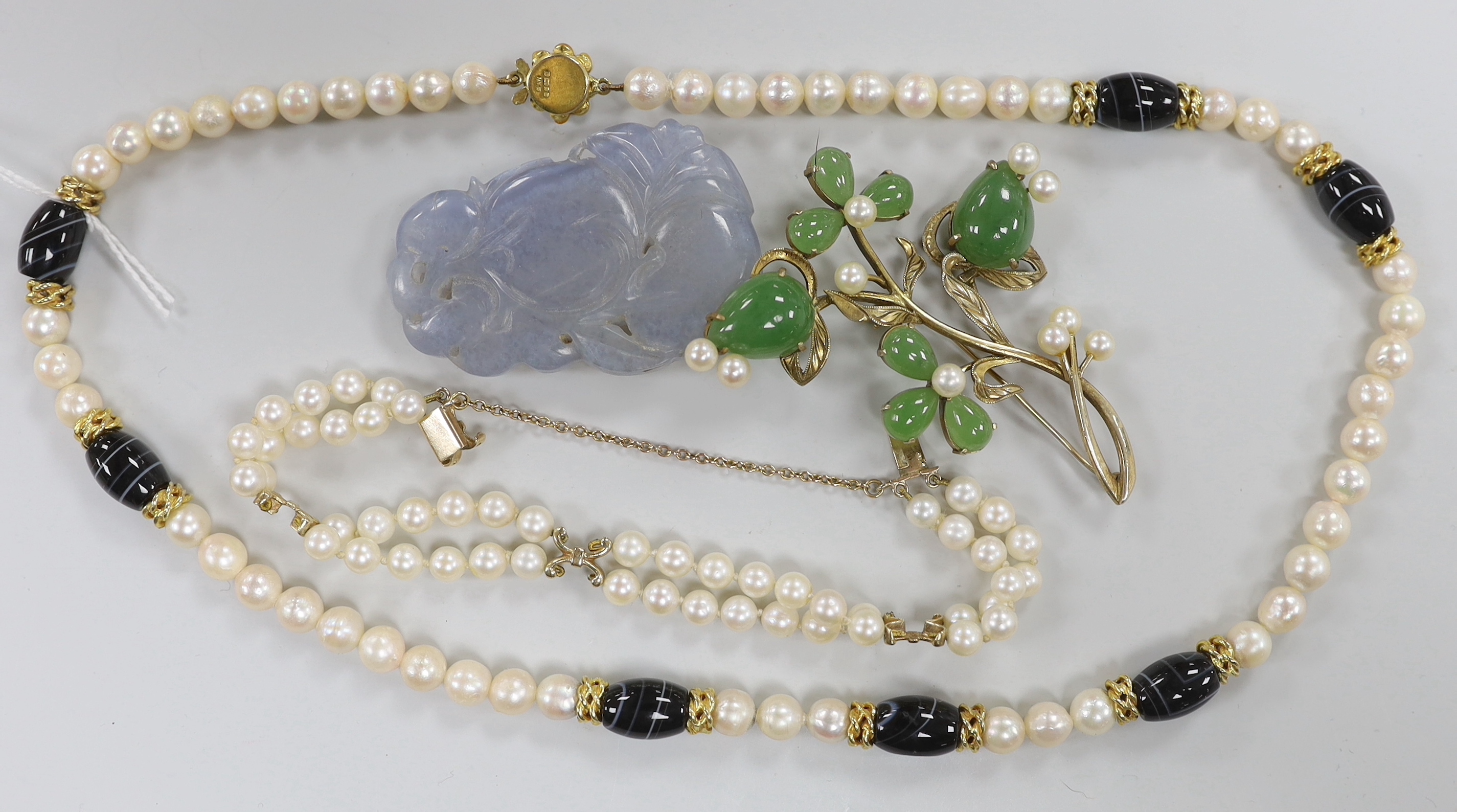 A modern single strand cultured pearl and agate bead necklace with 9ct gold and cultured pearl cluster set clasp and yellow metal spacers, 48cm, a twin strand cultured pearl bracelet, jade carving and a brooch.
